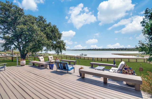 Charming 3-bedroom Lake Front house with beach access in Frisco