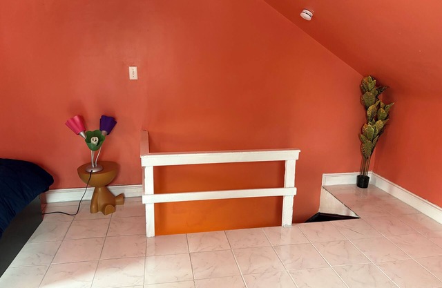 Charming 3-bedroom townhome with WiFi, AC in soothing Chester