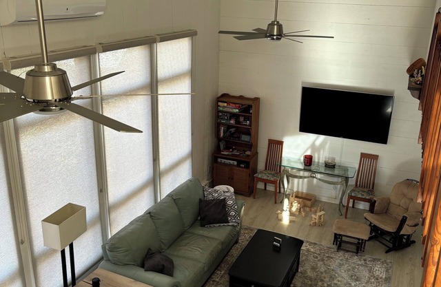 Charming 3-bedroom townhome-like guest unit with AC and WiFi in QEBA