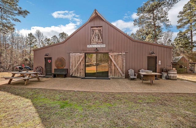Charming 3-bedroom barn with AC and WiFi in fabulous Jacksonville