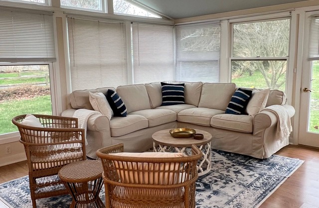 Charming 3-bedroom cottage with WiFi, AC in lovely Narragansett!