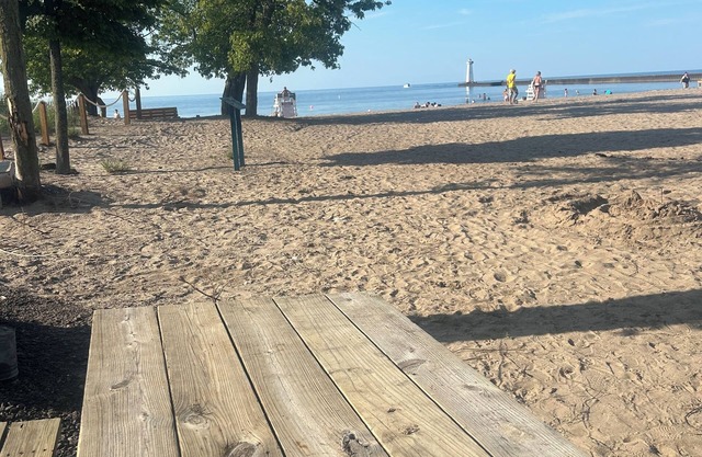 Charming 3-bedroom BEACHFRONT cottage with WiFi and AC in enchanting Sodus Point
