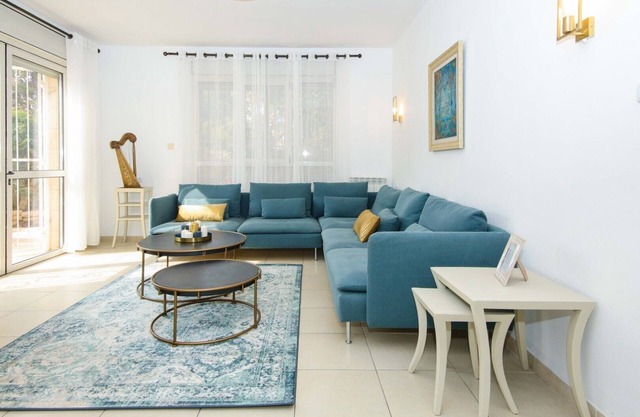 Charming 3 BR in Baka w/garden