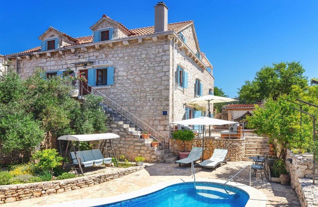 Charming 3-BR Villa for 7 with pool, near the sea