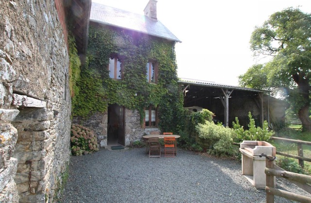 Charming 3-Level House in Cambernon - Fireplace, Garden, Parking, Pet-Friendly, Sleeps 4