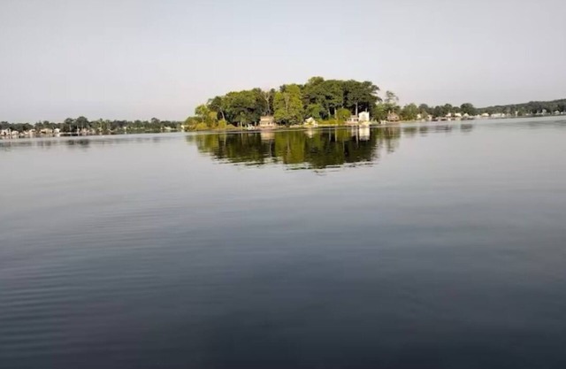 Charming 3-bedroom house in peaceful White Lake Township on Pontiac Lake