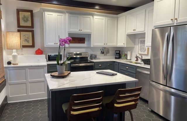 Charming 3BR 2BA furnished pet-friendly house WiFi AC in downtown Sheffield AL