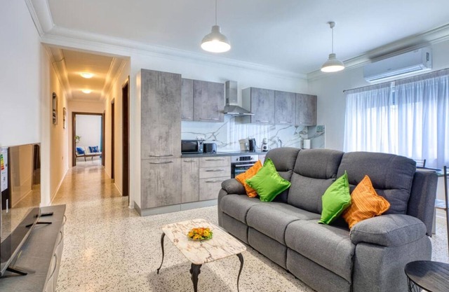 Charming 3BR Apt + City Views & WIFI in Swieqi