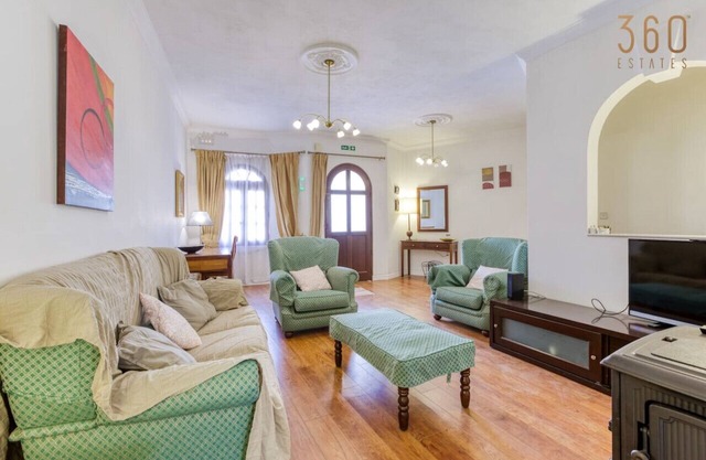Charming 3BR Townhouse with Terraces in Balzan