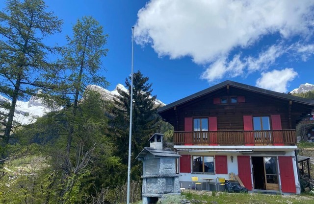 Charming 4-bedroom Chalet in Ovronnaz – Panoramic Views & Luxury Comfort & WiFi