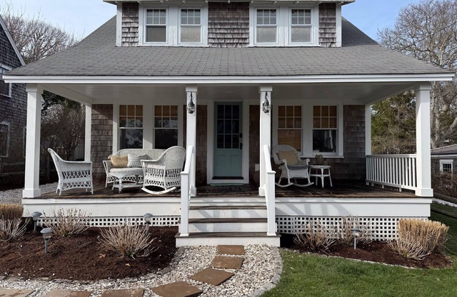 Charming 4-bedroom Cottage Steps to Private Beach