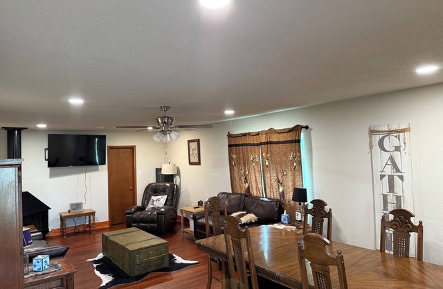 Charming 4-bedroom farmhouse built in 1936. Has WiFi and AC in Enid!