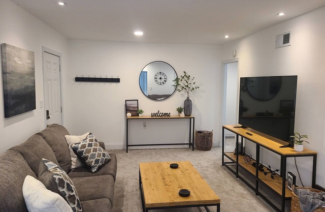 Charming 4-bedroom house in Lawrence with AC and WiFi