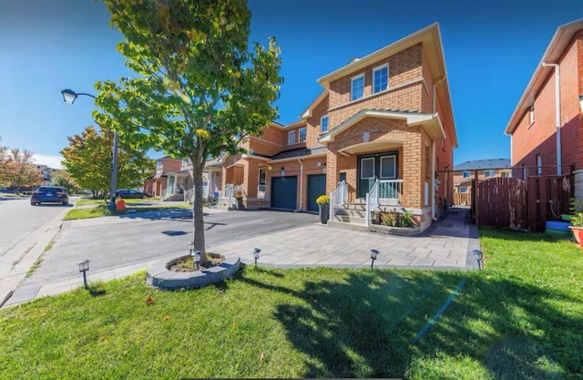 Charming 4-bedroom house in brilliant Markham with AC, WiFi