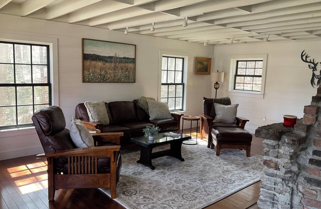 “Charming 4 Bedroom Lakefront Farmhouse: Breathtaking Views & Relaxing Retreat"