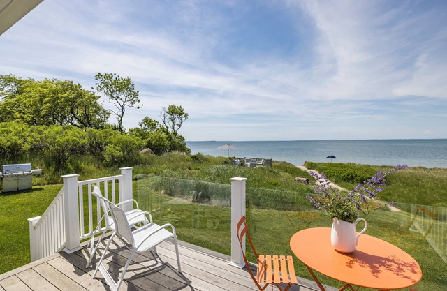 Charming 4-bedroom house in East Hampton with WiFi, AC, fitness room