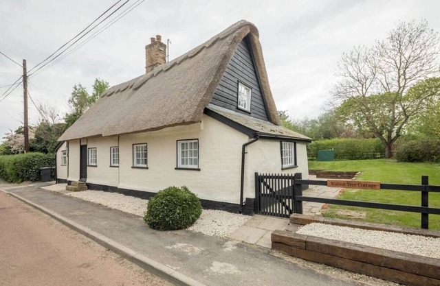 Charming 4 Bedroom Walnut Tree Cottage in Knapwell