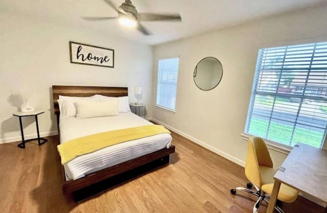 Charming 4 BR House, w/TV room close to shopping centers and restaurants