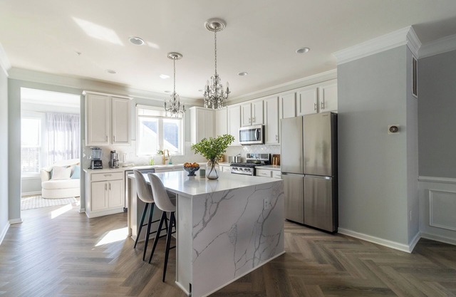 Charming 4-Story Townhome with Hot Tub