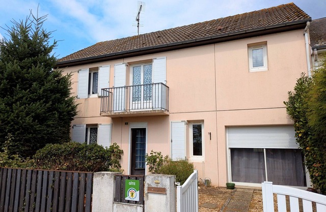 Charming 5-Bedroom House with Terrace and Secure Parking in Sully-sur-Loire