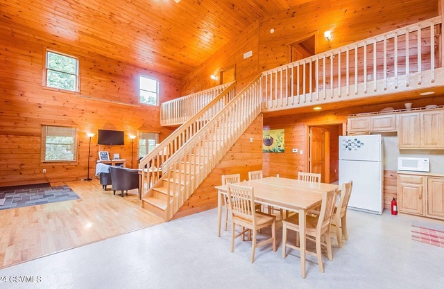 Charming 5-bedroom lodge in delightful Benton minutes from Ricketts Glen.