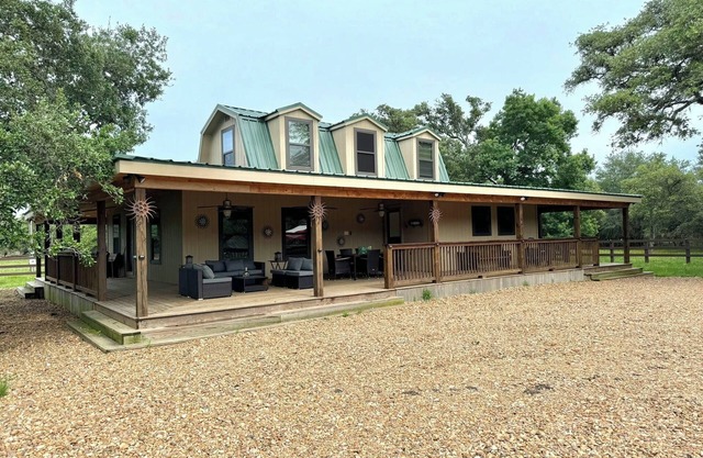 Charming 5-bedroom farmhouse in Rock Island with WiFi, AC, lake front