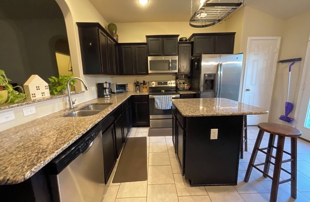 Charming abode~easy access to AUS, COTA, San Marcos Shopping