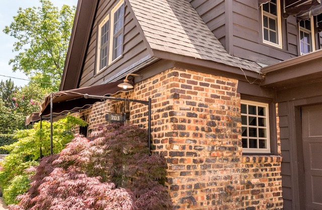 Charming and Historic Holly Cottage Carriage House in Downtown Tyler