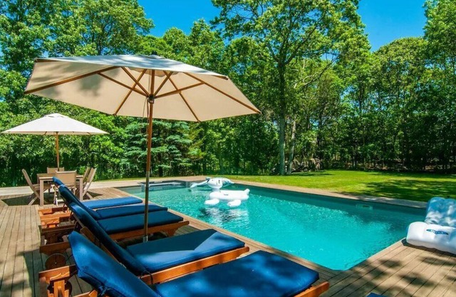 Charming and Spacious Wainscott Home close to Town and Beaches, Great for.
