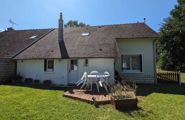 Charming and Spacious Cottage near Montargis & Sully-sur-Loire with Private Garden and Parking