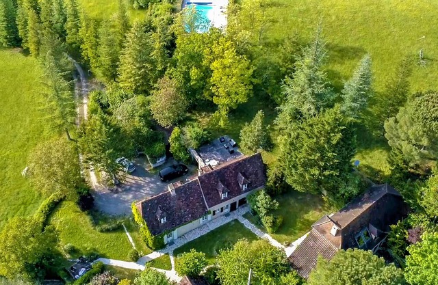 Charming and spacious cottage with swimming pool in idyllic countryside.