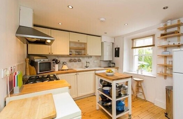 Charming and stylish cottage in the heart of a pretty conservation village. Sleeps 7.