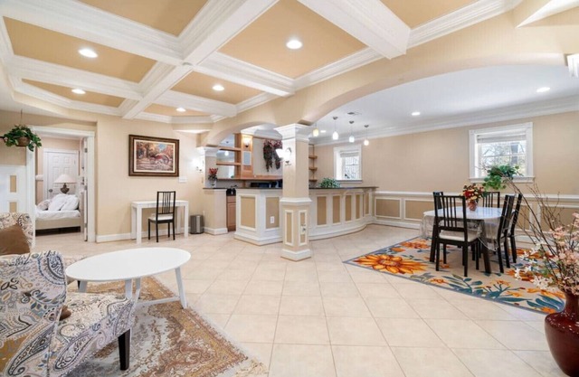 Charming Apartment Suite, 2 BDR, 1 BATH, Location!