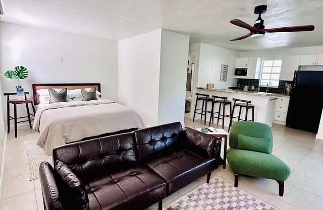 Charming backyard cottage in Ft Lauderdale w/backyard BBQ and fire pit