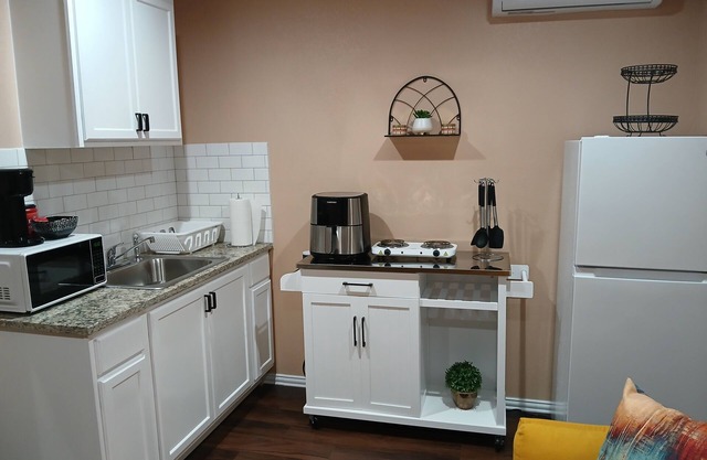 Charming backyard cottage in Seagoville, Texas!