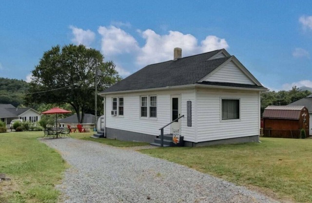 Charming Bacova Village Cottage Near Lake Moomaw