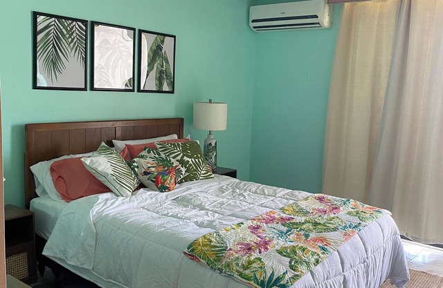 Charming beach front condo, Freeport ,Coral Beach, with AC/WiFi, salon/spa, pool