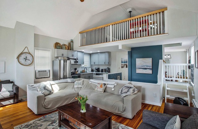 Charming Beach House Top Floor - Walk Everywhere!