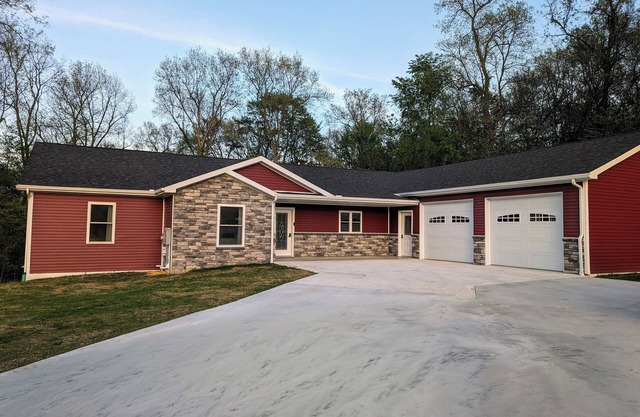 Charming, Beautiful 6-bedroom house in wonderful Shipshewana with WiFi, Hot Tub.