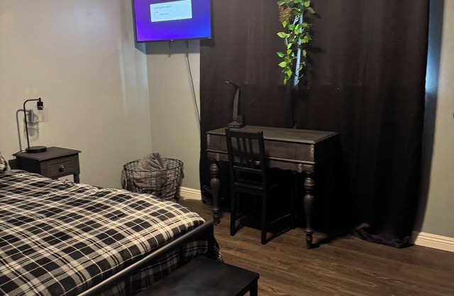 Charming bedroom with WiFi, AC in serene Apple Valley