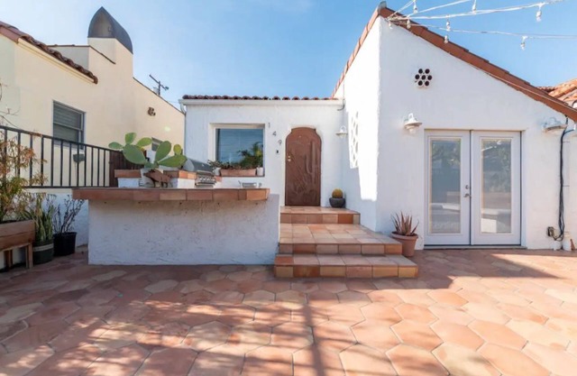 Charming, bright by the beach!