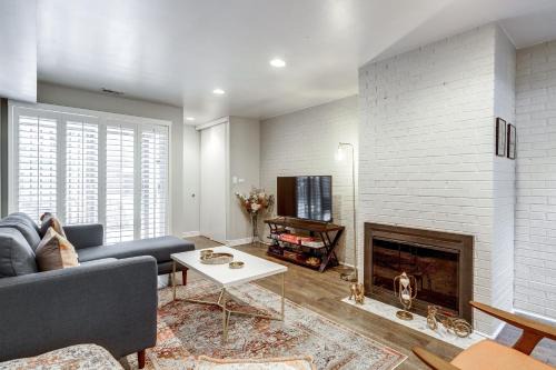 Charming & Bright Multilevel Townhome with Parking