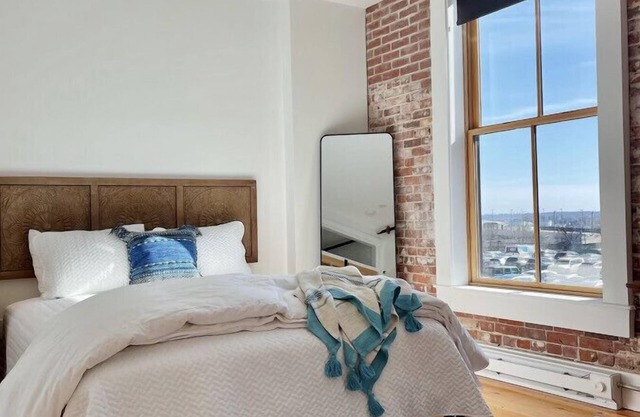 Charming Brownstone Downtown Free St|Perfect Getaway for 2
