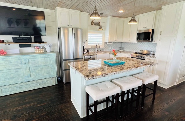 Charming Bungalow for couples get away, Small pets are welcome with fee