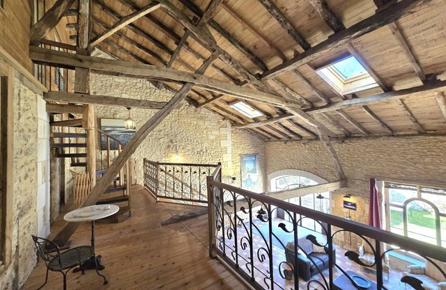 Charming cottage with green courtyard, near river