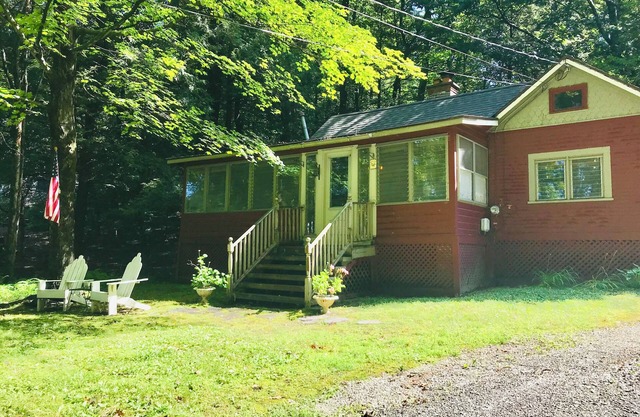 Charming Cabin Lake Rights, Private Dock 3 bedroom, 2 bath. Sleeps 7.