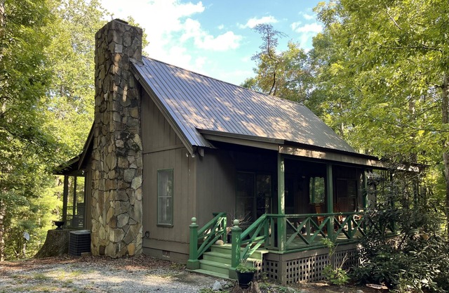 Charming cabin near Lake Rabun with fire pit + easy access to mountain hikes