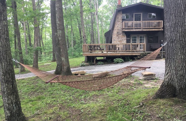 Charming Cabin Only Minutes Away from all the attractions in Deep Creek Lake, MD