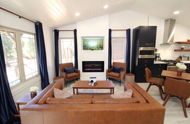 Charming cabin , remodeled, minutes to the Resort, fire pit, A/C