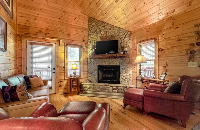 Charming cabin with private hot tub, high-speed WiF & central AC - dog-friendly